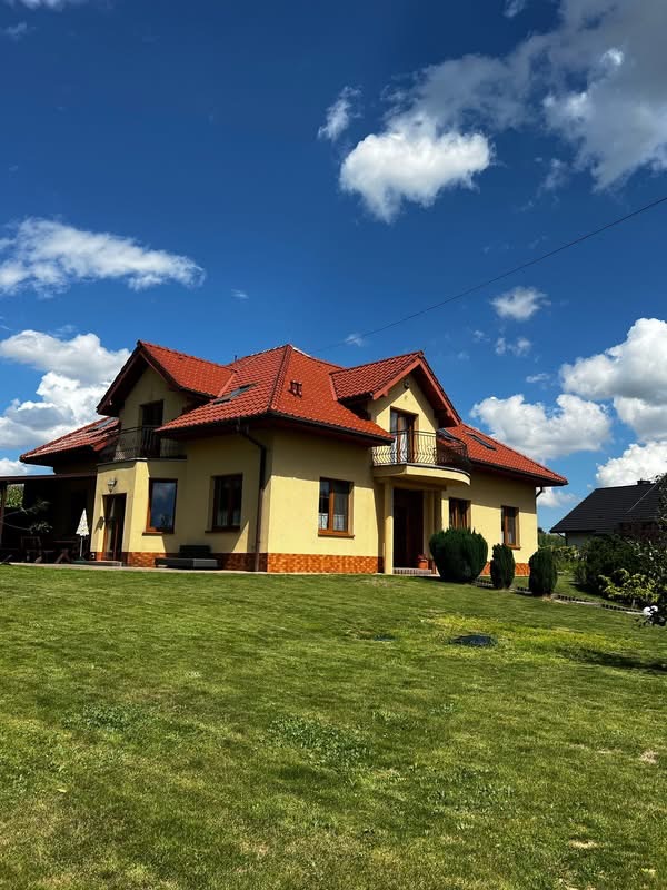 Dom dwupoziomowy z ogrodem i garażem w Kozierowie pod Krakowem